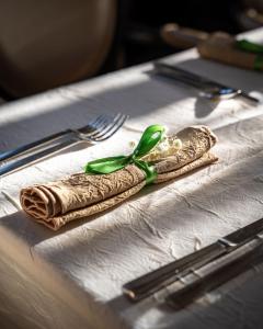 un tavolo con un tovagliolo con forchetta e coltello di Auberge de la Treille - Chambres d'Hôtes ad Avignone