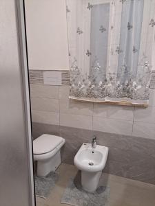 ブローロにあるCasa di Rosaのバスルーム(トイレ、洗面台付)