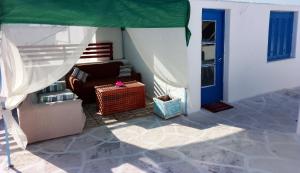 a living room with a couch and a green umbrella at City Apartment Ierapetra 2A in Ierapetra