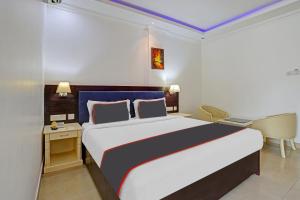 una camera con un grande letto in una camera d'albergo di Rohini Hills a Punalūr