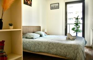 een slaapkamer met een bed met een knuffeldier erop bij Disney Skyline Suite in Bussy-Saint-Georges
