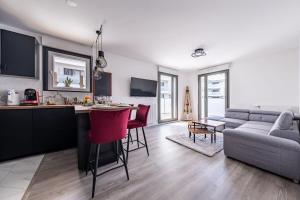 een keuken en een woonkamer met een bank en een tafel bij Disney Skyline Suite in Bussy-Saint-Georges