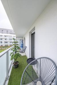 een balkon met een stoel en een potboom bij Disney Skyline Suite in Bussy-Saint-Georges