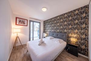 een slaapkamer met een bed en een muurschildering bij Disney Skyline Suite in Bussy-Saint-Georges