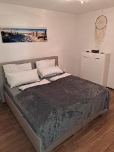 Bett in einem Schlafzimmer mit Wandgemälde in der Unterkunft Ferienwohnung Waldeule in Bad Kissingen