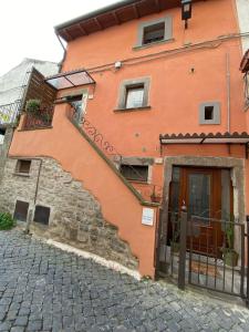 Un edificio con una escalera al costado. en DOMUS TUSCIA APARTMENTS Via Piana 1, en Viterbo 5 fotos más