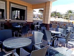 a restaurant with tables and chairs in avisor at Kn Hotel Matas Blancas - Solo Adultos in Costa Calma