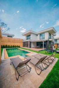 Casa con piscina y 2 tumbonas en New Balturk Villas Sapanca en Sapanca