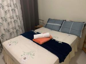 Una cama con dos toallas encima en Brenthill Condo (Sandstone Unit), en Baguio
