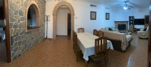un soggiorno con tavolo e un soggiorno con camino di El Rincón de Caminito del Rey a Valle de Abdalagís