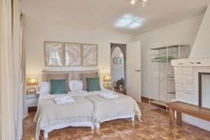 1 dormitorio con 1 cama grande y chimenea en Spacious Villa- Private Pool/ 8BR/@Playa Den Bossa, en Sant Josep de sa Talaia
