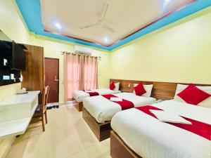 Habitación de hotel con 2 camas y TV en Sun Star International Hotel 24/7, en Bhairāhawā