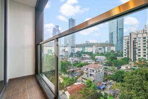 Apartment mit Balkon und Stadtblick in der Unterkunft Thames by Kozystay - 2BR - Near GI Mall - Thamrin in Jakarta