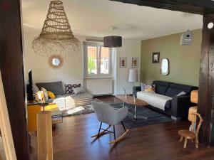 una sala de estar con un sofá y una mesa en * La Petite Alsacienne *, en Ammerschwihr