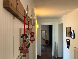 Un pasillo con una pared con decoraciones. en * La Petite Alsacienne *, en Ammerschwihr