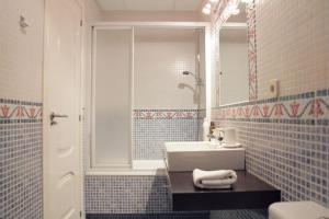 y baño con lavabo y espejo. en Cozy 2 bedrooms apartment in Chamberi (A.M), en Madrid