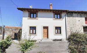 Casa blanca con puerta marrón en Casa para 5 personas con terreno en La Franca 