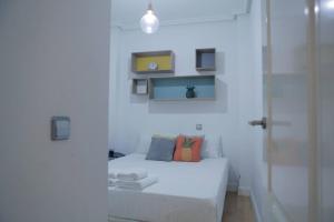 Habitación blanca con cama y ducha en Cozy 2 bedrooms apartment in Chamberi (A.M), en Madrid