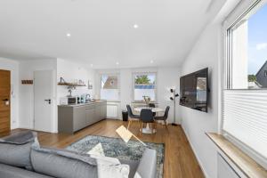 ein Wohnzimmer mit Sofa und Tisch in der Unterkunft City Chalet-Uni- BOXSPRINGBETT Küche-ruhig-Parkplatz in Bochum