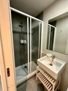 ein Bad mit einer Dusche und einem Waschbecken in der Unterkunft El Coso in Valencia