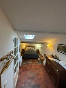 Chambres d' hôtes l'Escalo à Moutiers-Ste-Marie (04360)客房内的一张或多张床位