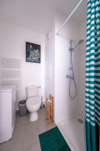 bagno bianco con servizi igienici e doccia di S5 Disney Studio Appartement Cosy a Serris