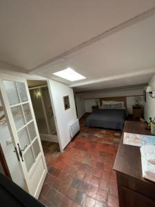 Chambres d' hôtes l'Escalo à Moutiers-Ste-Marie (04360)的休息区