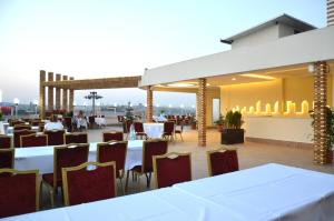 uitzicht op een restaurant met tafels en stoelen bij Hotel Tilmen in Gaziantep