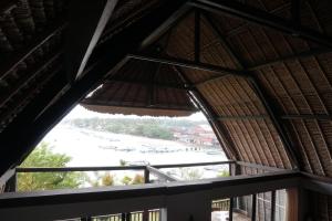 Habitación con ventana y vistas al río. en Agung View Villa, Nusa Penida, en Nusa Penida