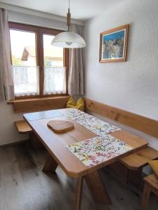 een houten tafel in een woonkamer met een tafel sidx sidx bij Ferienwohnung Spitzmandl in Innsbruck