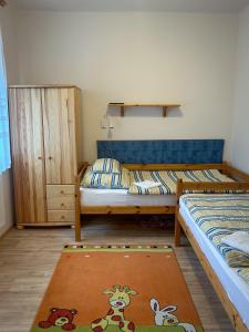 1 dormitorio con 2 literas y alfombra en Örömvölgy Vendégház, en Bózsva