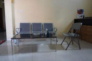 two chairs and a table in a room at OYO 93877 Atifah Homes in Sungguminasa