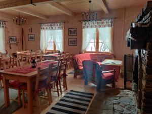 una sala da pranzo con tavolo e sedie in legno di Brejowka a Krynica-Zdrój