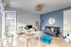 a living room with a table and a couch at C4 Les Jardins d'Orsonville in Chessy