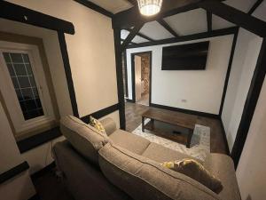 ein Wohnzimmer mit einem Sofa und einem Flachbild-TV in der Unterkunft Lower Harbour watch in Holyhead