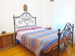 um quarto com uma cama grande com uma moldura preta em Il Nido di Torri em Sovicille