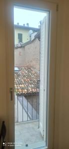 uma porta aberta para uma varanda com vista em BELLA PRIMO PIANO em Forlì