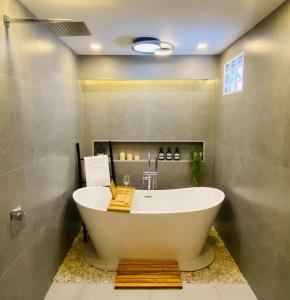 een badkamer met een groot wit bad bij Atia’s Tiny House in General Trias