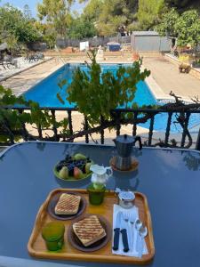 uma bandeja de comida numa mesa ao lado de uma piscina em Villa Relax em Roda de Bará