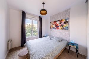 een slaapkamer met een bed en een schilderij aan de muur bij Disney Mario Nintendo in Montévrain