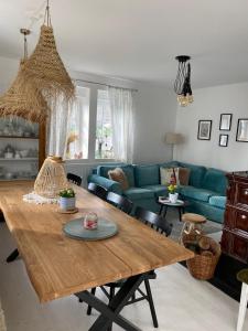 - un salon avec une table et un canapé bleu dans l'établissement chalupa Dřemčice, à Litoměřice
