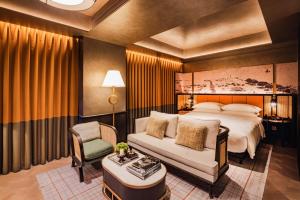 une chambre d'hôtel avec un lit et une chaise dans l'établissement Hotel Central Macau, à Macao