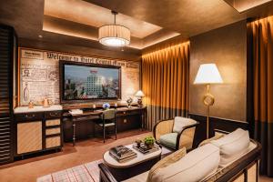 - un salon avec un canapé et un bureau dans l'établissement Hotel Central Macau, à Macao