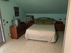 um quarto com uma cama, uma cómoda e uma televisão em Villa Relax em Roda de Bará
