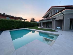a swimming pool in front of a house at B&B Gledizia in Credaro