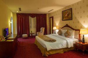 Giường trong phòng chung tại Sai Gon Rach Gia Hotel
