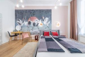 una camera da letto con un grande letto con cuscini rossi di Ruby's Place a Budapest