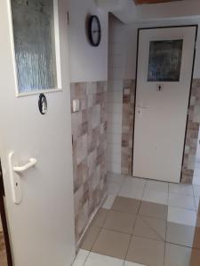 Kamar mandi di Pension Mikulka