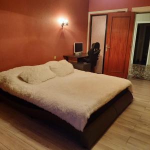 Postel nebo postele na pokoji v ubytování Goutanou chambre 3
