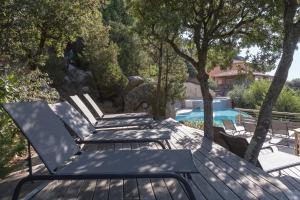 Bazén v ubytovaní Les Terrasses de Scalegiu alebo v jeho blízkosti
